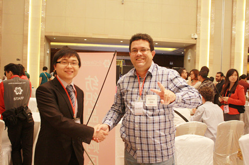 我校葡语3班学生与巴西采购商以及国内供应商的合照。