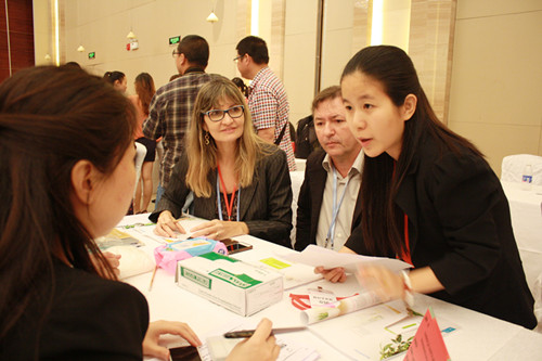 陈珊同学正在与国内供应商交流。