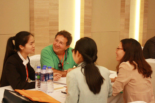 欧梅同学在讲解具体的采购需求。