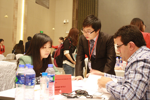 肖龙同学为巴西采购商Martins先生出色地做着翻译工作,帮助Martins先生与多位国内供应商进行交流与协商。