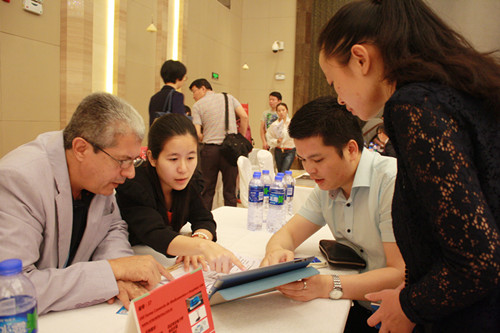 陈珊同学用流利的葡语为巴西采购商与国内供应商之间的交谈做着翻译工作,准确详细地阐述供应商的产品与采购商的需求。