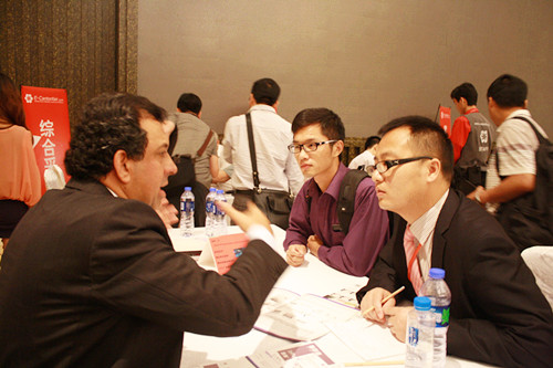 王春虎同学正在了解外商对商品的疑问。