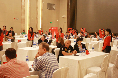 会场的巴西采购商与国内供应商在认真听着台上的致辞。