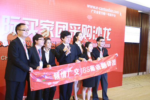 会后,巴西采购商们高兴地与我校葡语班师生合影留念。