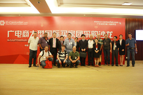 会后,巴西采购商们高兴地与我校葡语班师生合影留念。