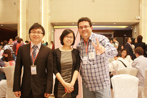 我校葡语3班学生与巴西采购商以及国内供应商的合照。