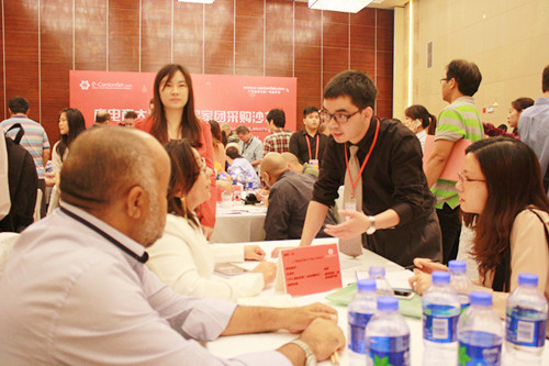 杨国强同学在向国外采购商讲解。