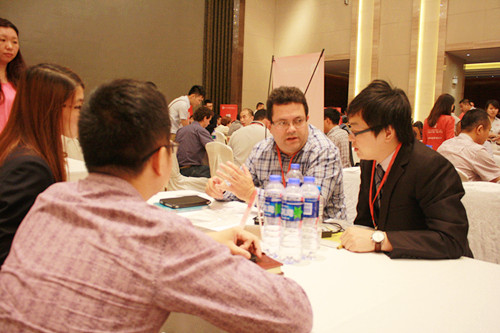 肖龙同学为巴西采购商Martins先生出色地做着翻译工作,帮助Martins先生与多位国内供应商进行交流与协商。