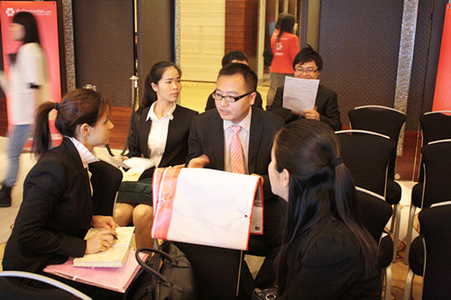 同学们在Catarina Nobre老师的协助下,开始为接下来的翻译工作做积极准备。