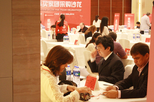 林霖老师正在为广电商有限公司副总裁沙龙会开场致辞的葡语翻译工作做准备。