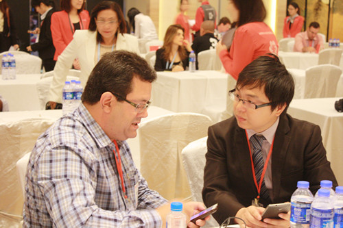 肖龙同学在听Martins先生讲述所需采购的产品细节。