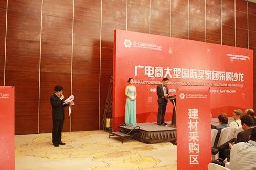 林霖老师用流畅娴熟的葡语为广电商副总裁的开场致辞做现场翻译。