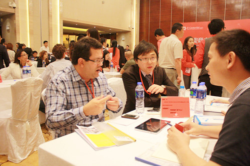 肖龙同学正在同步翻译。