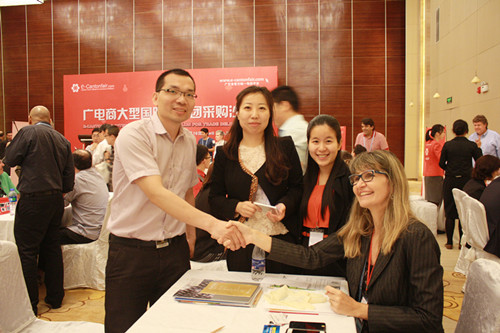 我校葡语3班学生与巴西采购商以及国内供应商的合照。