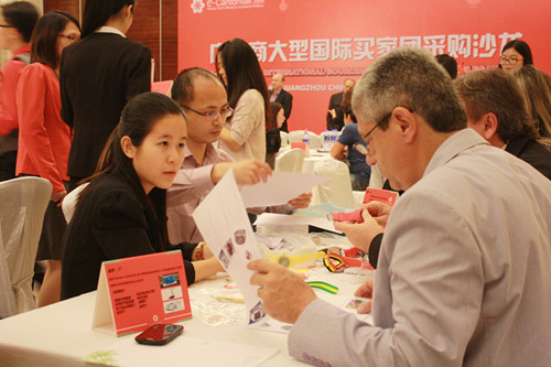 陈珊同学用流利的葡语为巴西采购商与国内供应商之间的交谈做着翻译工作,准确详细地阐述供应商的产品与采购商的需求。