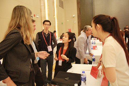 陈珊同学用流利的葡语为巴西采购商与国内供应商之间的交谈做着翻译工作,准确详细地阐述供应商的产品与采购商的需求。