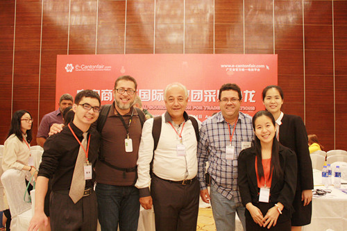 我校葡语3班学生与巴西采购商以及国内供应商的合照。