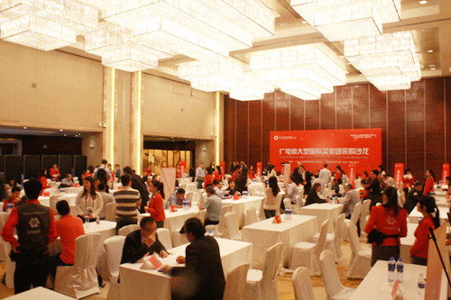 会场的巴西采购商与国内供应商在认真听着台上的致辞,不时地就一个问题进行讨论。