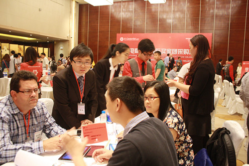 肖龙同学为巴西采购商Martins先生出色地做着翻译工作,帮助Martins先生与多位国内供应商进行交流与协商。