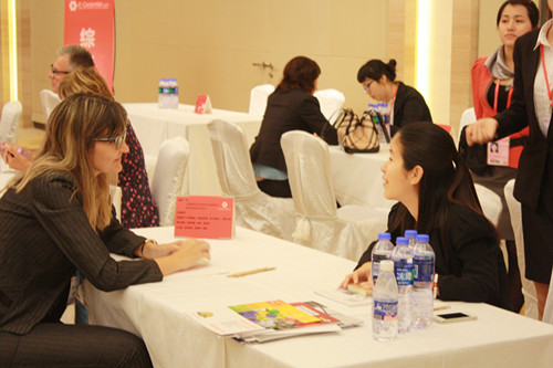 陈珊同学正在和Mauricio女士交谈。