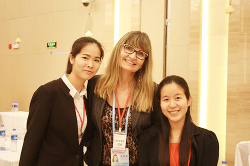 我校葡语3班学生与巴西采购商以及国内供应商的合照。