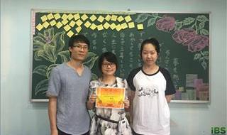 小语种校区“春の景色”板报比赛,巧手画出“粉笔艺术”