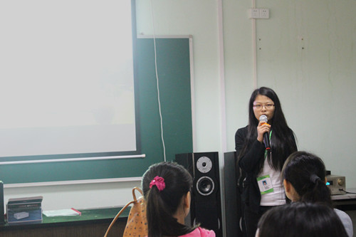 孙静老师代表教务处向新同学介绍了学校教学管理体系,课程